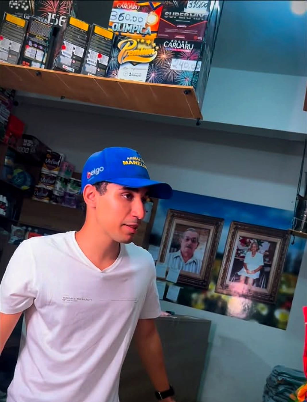 Balcão da loja com os retratos da família na parede